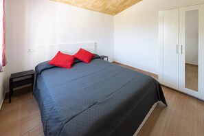2 bedrooms, iron/ironing board, travel cot, free WiFi