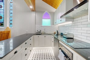 Kjøleskap, mikrobølgeovn, ovn og kokeplater