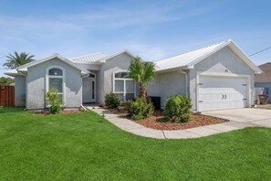 Exterior - 🏖 BEACH House! Sleeps 12, Central in PCB, Yard, Fire Pit, Grill, & Pool Access (Panama City Beach)