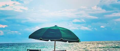 Una playa cerca, toallas de playa