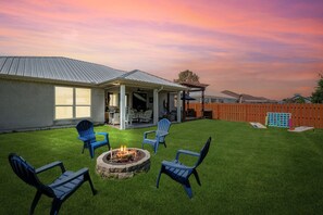 Terrace/patio - ๐ BEACH House! Sleeps 12, Central in PCB, Yard, Fire Pit, Grill, & Pool Access (Panama City Beach)