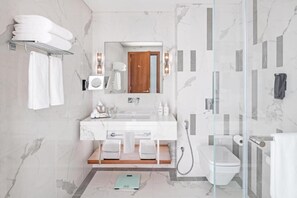 Dusche, Haartrockner, Bidet, Handtücher