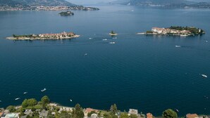 A coastal town with multiple islands, clear blue water, and mountainous background. - Stone apartment with lake view in Baveno (Baveno)
