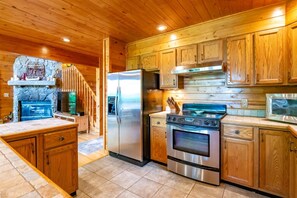 Een koelkast, een oven, een kookplaat, een vaatwasser