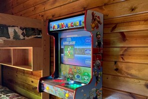 Una máquina de arcade de Super Mario con opciones de selección de juego y decoraciones del personaje Mario.