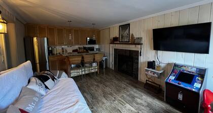 Modern Mountain Retreat in Hunter • Near Trails, Waterfalls & Breweries
