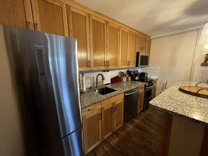 Réfrigérateur, four à micro-ondes, un four, surface de cuisson