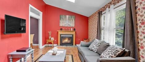 Smart TV, caminetto, lettore DVD, tavolo da calcetto