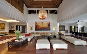 Luxury-Villa | Wohnbereich | Fernseher