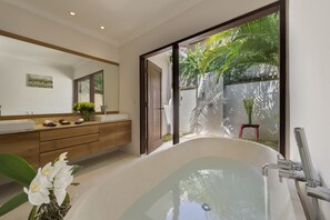 Luxury Villa | Deep soaking bathtub - Villa Manis by Nakula (Canggu)