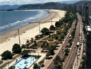 Playa en los alrededores, camastros, sombrillas y 19 bares en la playa