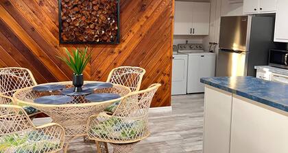 Clean and Beautiful 2 Bedroom near Beaches and shopping and restaurants etc.
