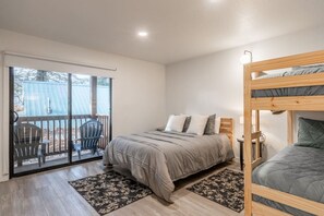 2 bedrooms, desk, iron/ironing board, WiFi