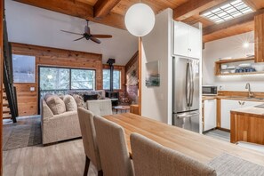 Televisión y chimenea 