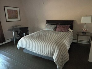 3 bedrooms, desk, iron/ironing board, free WiFi