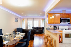 Jääkaappi, mikroaaltouuni, uuni, liesi