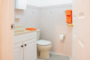 Bathtub, jetted tub, hair dryer, towels - ¡A very cozy place! (Jersey City)