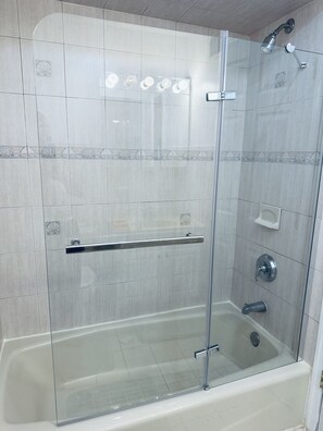 Badewanne, Whirlpool, Haartrockner, Handtücher