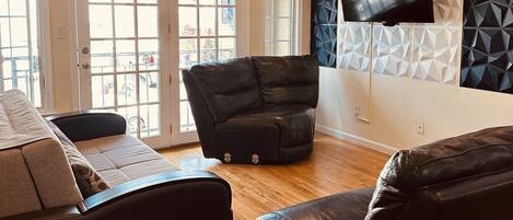 Una Smart TV, una impresora