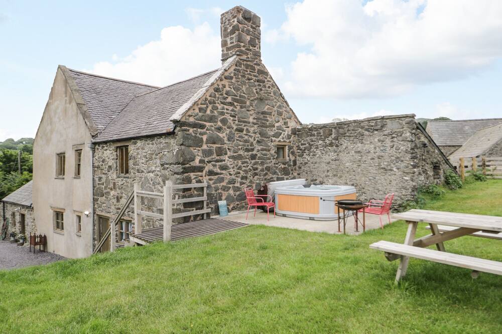 YR HEN DY, pet friendly, with hot tub in Llandudno Junction