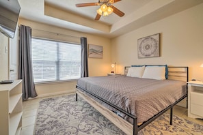 3 bedrooms, travel cot, Internet, bed sheets - Pet-Friendly Home w/ Deck: 1 Mi to Canyon Lake Fun (Canyon Lake)
