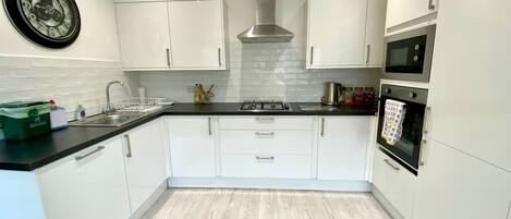 Kühlschrank, Mikrowelle, Ofen, Herdplatte