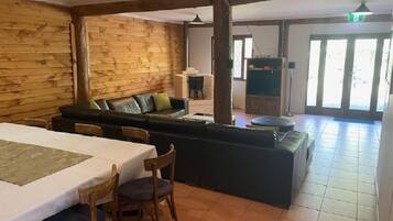 Habitación familiar (Rustic) | Área de sala de estar | Smart TV de 42 cm con canales vía satélite