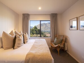 4 bedrooms, desk, iron/ironing board, WiFi