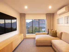 TV, fireplace - Fernlea by MajorDomo - Hot Tub & Outdoor Fireplace (Queenstown)