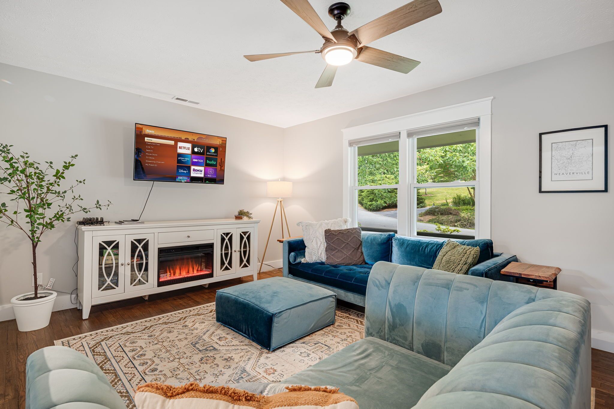 スマートテレビ、暖炉、テレビゲーム、書庫