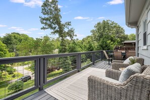 Property grounds - Charming Cottage in the Heart of Weaverville – Walk to Downtown! (Weaverville)