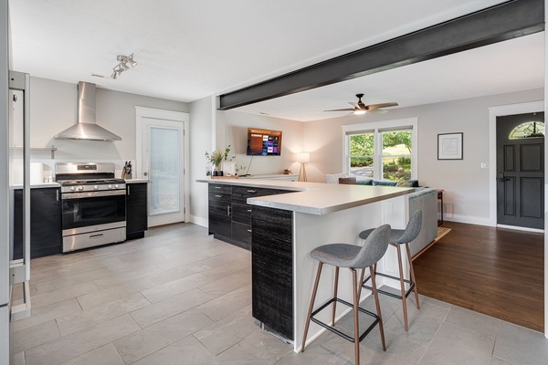 Kjøleskap, mikrobølgeovn, ovn og kokeplater