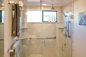 Douche, sèche-cheveux, serviettes fournies, savon