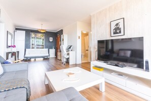 1 chambre, fer et planche à repasser, lit de bébé portatif