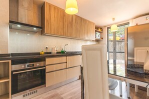 Réfrigérateur, four à micro-ondes, un four, surface de cuisson