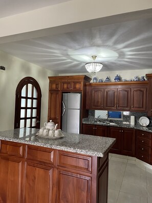 ثلاجة، ميكروويف، موقد طهي مسطح، ماكينة لصنع القهوة/الشاي