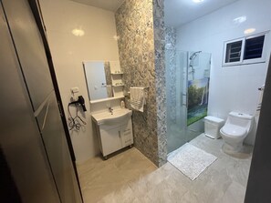 Dusche, Haartrockner, Handtücher, Seife