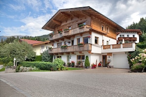 Exterior - Apartment Haus Roland with Mountain View, Garden & Wi-Fi (Zell am Ziller)