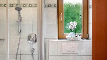 Een douche, een haardroger, handdoeken