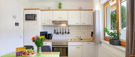 Jääkaappi, mikroaaltouuni, uuni, liesi