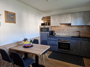 Fridge, microwave, oven, stovetop - Apartment Haus Roland with Mountain View, Garden & Wi-Fi (Zell am Ziller)