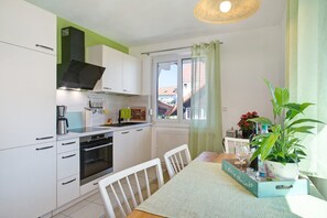 Frigorífico, horno, placa de cocina y lavavajillas