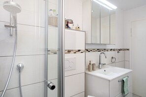 Dusche, Haartrockner, Handtücher