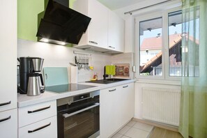 Kjøleskap, ovn, kokeplater og oppvaskmaskin