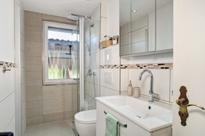 Douche, séchoir à cheveux, serviettes fournies