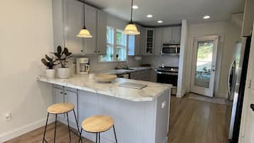 冰箱、微波炉、烤箱、炉灶