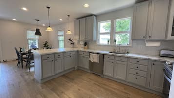 冰箱、微波炉、烤箱、炉灶