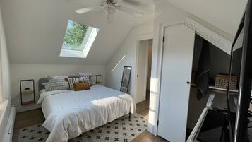 4 bedrooms, desk, WiFi, bed sheets