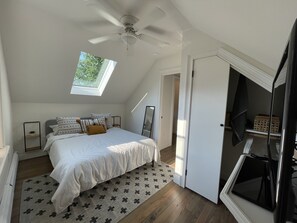 4 bedrooms, desk, WiFi, bed sheets