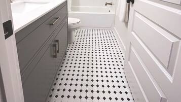 Ensemble douche/baignoire, sĂšche-cheveux, serviettes fournies, savon